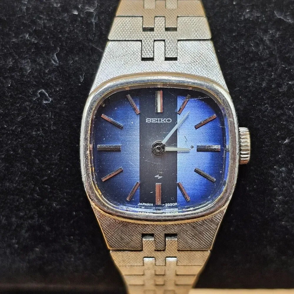 Vintage Seiko Woman's 11-3949 Manual Wind 17 Jewels Blue Dial Watch Runs Great